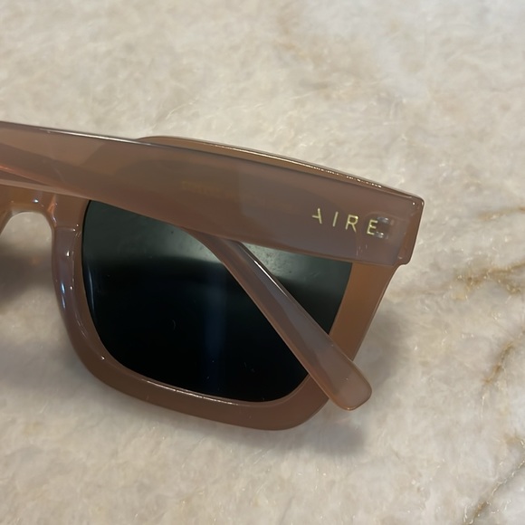 Aire Abstraction Sunglasses - Picture 6 of 8